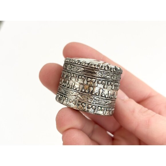 Japanense Handmade Blue Ceramic Floral Painted Oval Trinket | jewelry | Ring Box - Picture 14 of 15